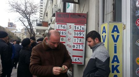 Azerbaijani banks place new limits on foreign currency sales