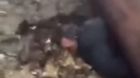 Boru fəhlənin üstünə belə düşdü: Bakıda faciə - VİDEO (18+)