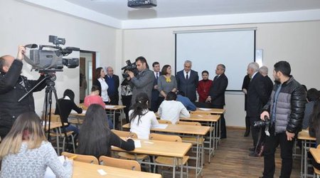 Təhsil ekspertləri və KİV nümayəndələri ADU-da imtahan sessiyasını izlədilər - Fotolar