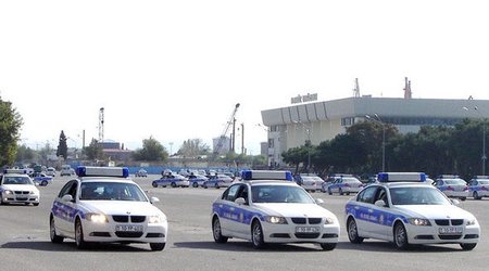 Qırmızıda keçən polis işdən çıxarıldı - VİDEO