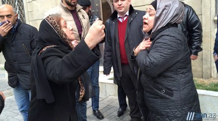 XƏBƏR ANı: Məhkəmə zalına bibər qazı buraxıldı