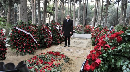İlham Əliyev akademik Cəlal Əliyevin məzarını ziyarət etdi - Fotolar