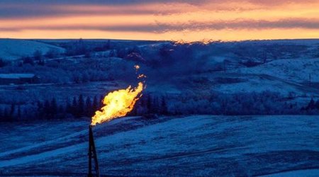 Oil prices fall on U.S. storage glut, ongoing economic woes