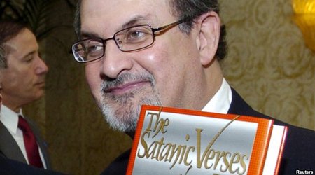 İran mətbuatı Salman Rüşdüyə yeni qətl fətvası verdi
