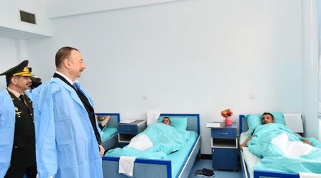 İlham Əliyev müalicə olunan yaralı hərbçilərə baş çəkdi