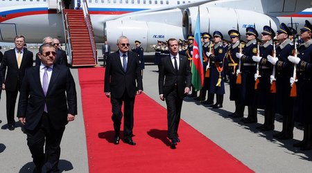 Russian PM lands in Baku to hold talks (PHOTO)