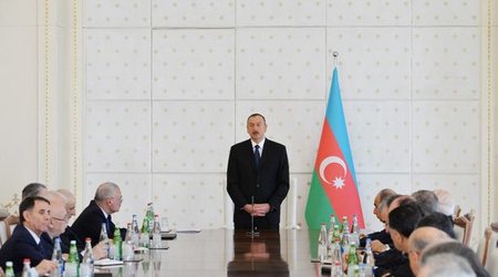 İlham Əliyev iclas keçirdi  - FOTOLAR