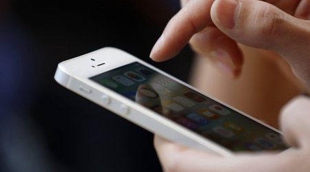 US pushes Apple for access to iPhones in criminal cases