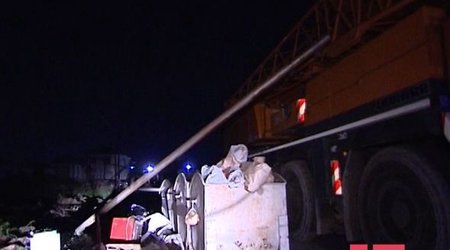 Bakıda kran elektrik dirəklərini aşırtdı – FOTOLAR 
