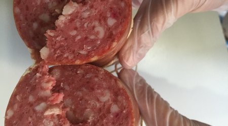 Bu kolbasa məhsullarının tərkibində at əti aşkarlandı - FOTOLAR