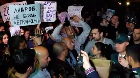 İrəvanda aksiya, Rusiya səfirliyi mühasirəyə alınır - CANLI YAYIM