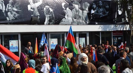 Gənc Tamaşaçılar Teatrının yaradıcı heyəti Beynəlxalq festivaldan qayıtdı - FOTOLAR