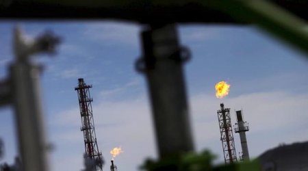 Oil falls on improving supply outlook, economic worries