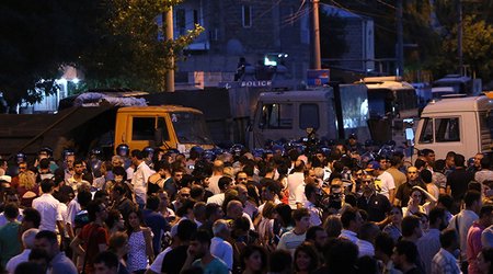 İrəvanda keçirilən mitinq dağıdılıb: 51 nəfər yaralanıb - VİDEO