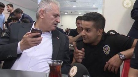 Yıldırım polis üçün telefonla elçilik etdi - VİDEO