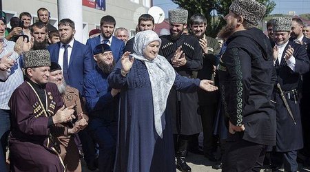 Kadırov anası ilə birgə "ləzginka" oynadı - VİDEO
