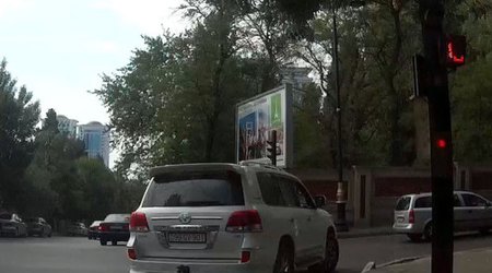 Bakıda sürücü yol polisinin üstünə maşın sürüb qırmızı işıqdan keçdi – VİDEO