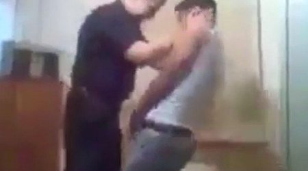 Polis bölməsində gənc oğlana işgəncə - VİDEO