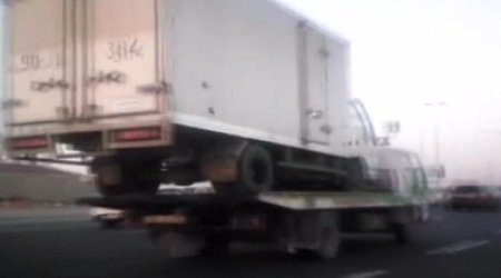 Evakuator özündən böyük maşın aparır - VİDEO