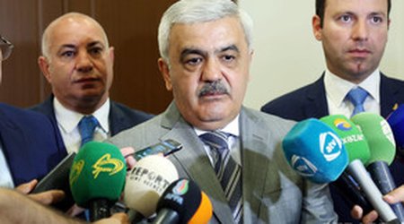 Rövnəq Abdullayev: "Gəlin, eyforiyaya qapılmayaq"
