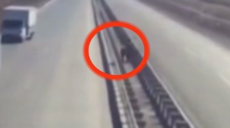 Son günlər hər kəs bu görüntüdən danışır - Polisdən insanlıq dərsi+VİDEO