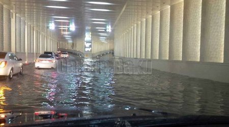 Bakıda avtomobillər yolda batdı, avtobusa su doldu - VİDEO