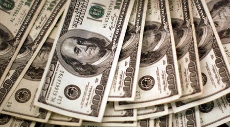 Dollar strengthens as election seen swinging toward Clinton