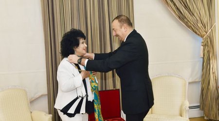 İlham Əliyev Zeynəb Xanlarovaya orden təqdim edib