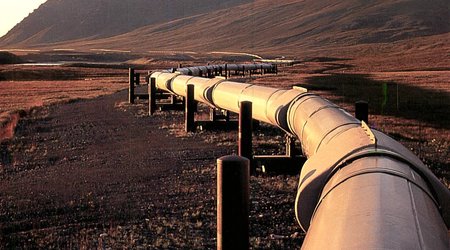 Trump signs order to move controversial oil pipelines forward