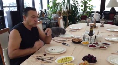 Araz Ağalarov pişiyi ilə səhər yeməyi yedi - VİDEO
