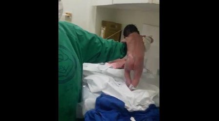 Yeni doğulan körpə yeriməyə başladı - VİDEO