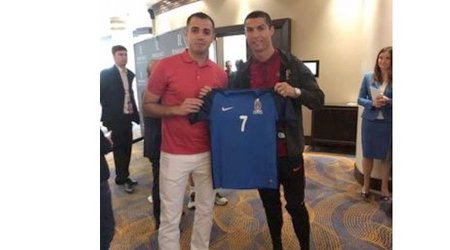 Kriştiano Ronaldoya Azərbaycan yığmasının forması hədiyyə edildi