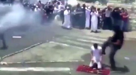 Əsgər namaz qılan gənci təpiklədi VİDEO