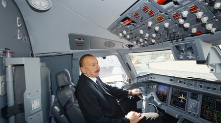 Президент ознакомился с самолетом Embraer-190 - ФОТО