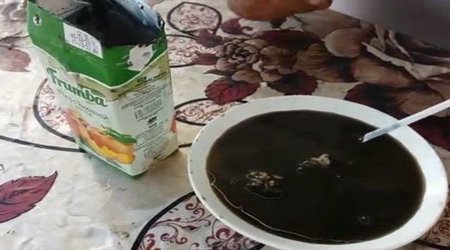 Salyanda meyvə şirəsinin içərisindən elə şey çıxdı ki.. - VİDEO