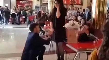Bakıda universitetin bufetində tələbə qıza sürpriz evlilik təklifi - VİDEO