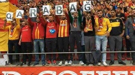Türkiyə tribunalarında “Qarabağ” plakatı