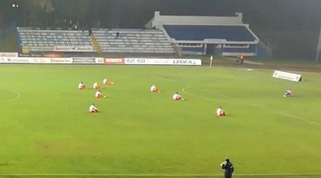 Futbolçular "oturaq aksiya" keçirdilər – VİDEO