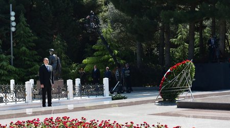Ильхам Алиев на могиле Гейдара Алиева