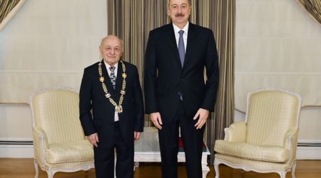 Ильхам Алиев наградил народного художника - ФОТО