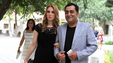 Aparıcı Elgizdən efirdə ilginc hərəkətlər - VİDEO