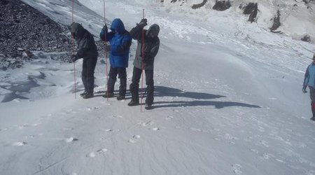 İtkin düşən alpinistlərdən xəbər var