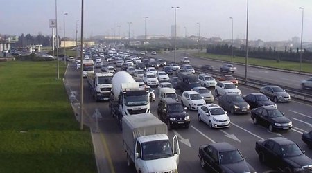 Bakıda rəsmi kortej tıxacla hərəkət etdi