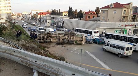 Bakıda “Azpetrol”un maşını aşdı - FOTO