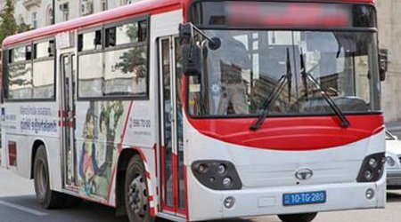 Bakıda avtobusu daşa basdılar: sərnişinin gözü çıxdı