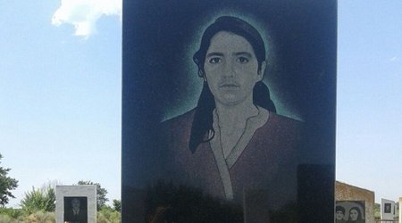 “Aprel şəhidi”nin anası: “Qəlpə kürəyindən girib, ürəyindən çıxmışdı” 