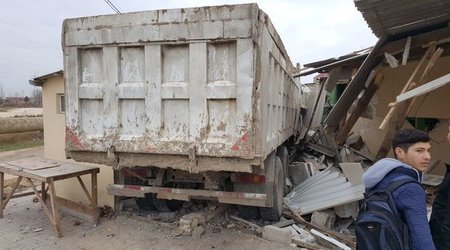 В Сабунчи грузовик обрушил дом – ФОТО