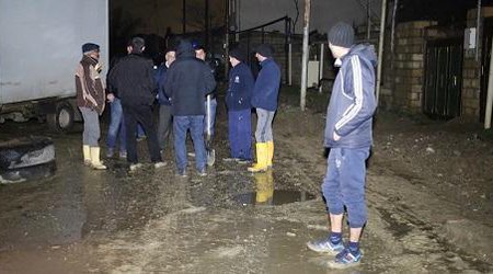 Bakıda boru partladı: 10 evi su basdı - VIDEO