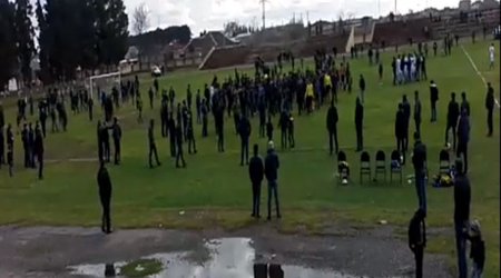 Azarkeşlər stadiona girib hakimi qovdu - VİDEO