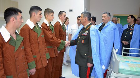 Zakir Həsənov hospitalda əsgərlərə baş çəkdi - FOTOLAR